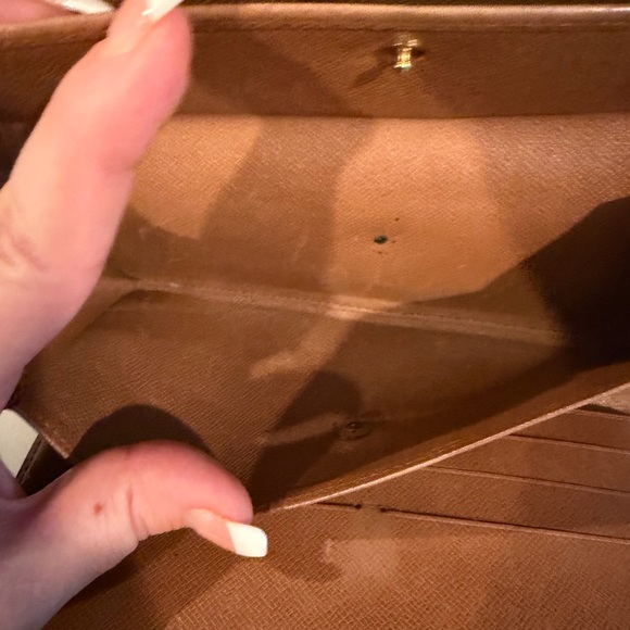 Louis Vuitton Classic Monogram Wallet. - Picture 7 of 13